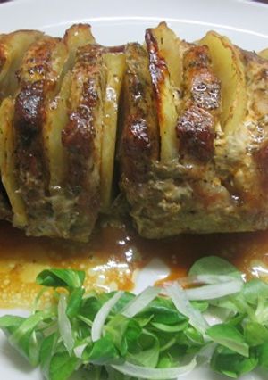 Una foto de Lomo en rodajas alteranadas con láminas de patatas