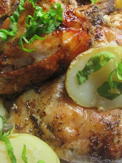 Una foto de Pollo con patatas asadas en la parrilla del horno
