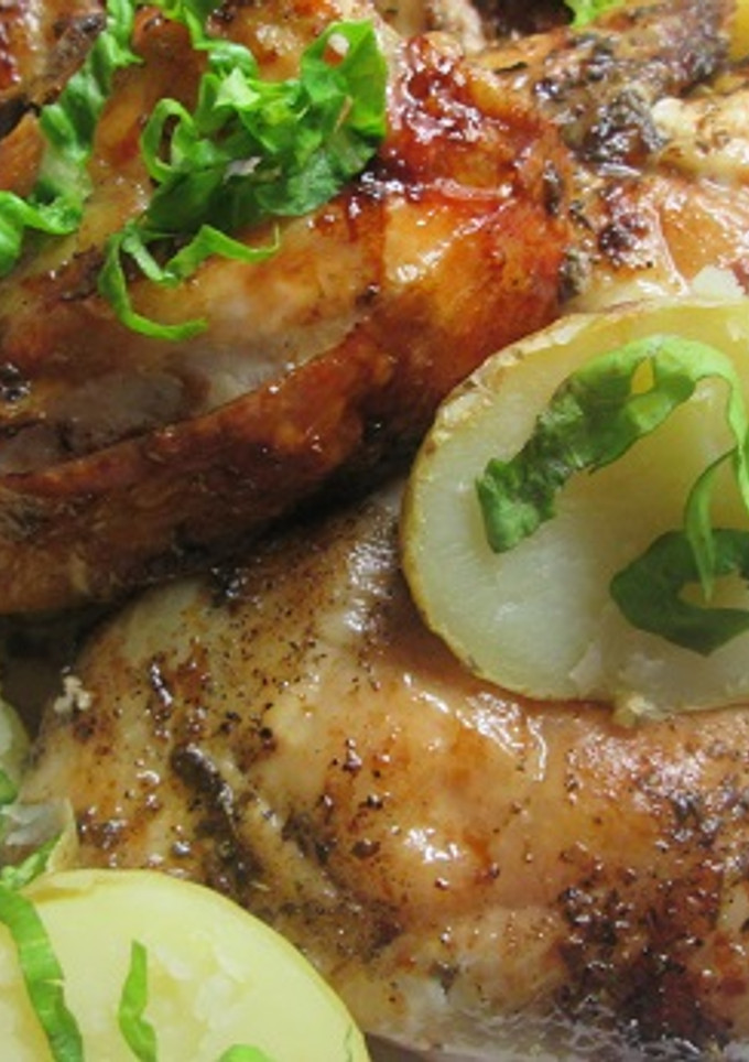 Una foto de Pollo con patatas asadas en la parrilla del horno