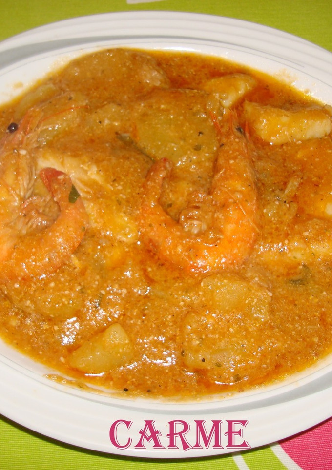 Una foto de Bacalao con patatas y langostinos