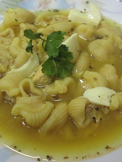 Una foto de Sopa rellena con huevos duros
