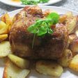 Lomo relleno de encurtidos dulces con patatas doradas