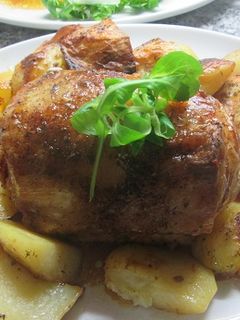 Una foto de Lomo relleno de encurtidos dulces con patatas doradas