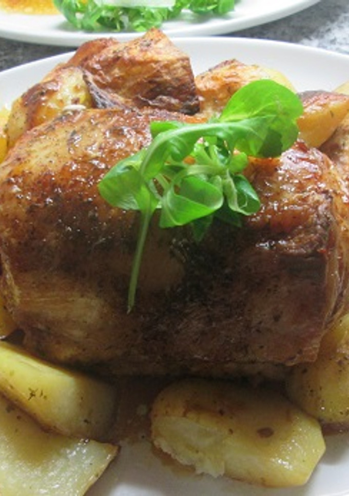 Una foto de Lomo relleno de encurtidos dulces con patatas doradas