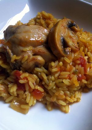 Una foto de Arroz con conejo y champiñón