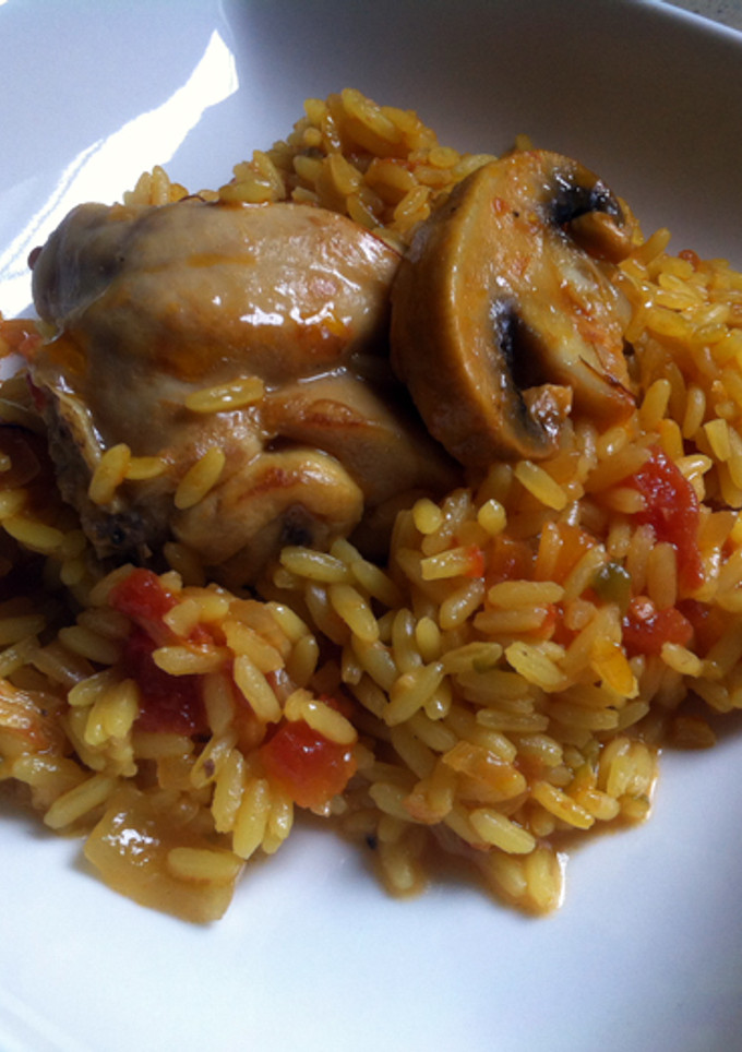 Una foto de Arroz con conejo y champiñón