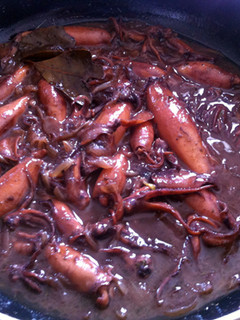 Una foto de Calamares pequeños (o chipirones) en salsa
