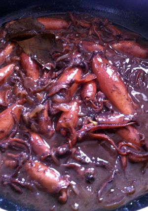 Una foto de Calamares pequeños (o chipirones) en salsa