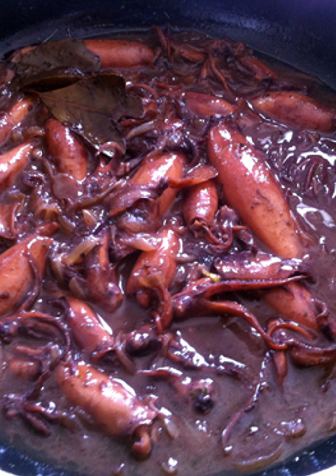 Una foto de Calamares pequeños (o chipirones) en salsa