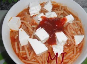 Una foto de Sopa de fideos con pollo mexicana