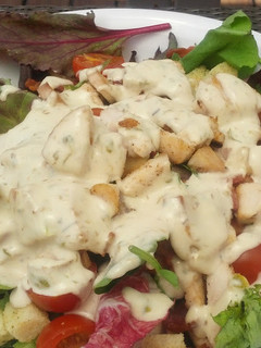 Una foto de Ensalada César con pollo