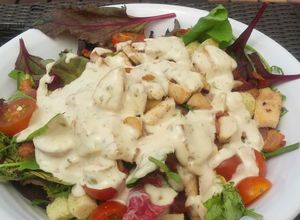 Una foto de Ensalada César con pollo