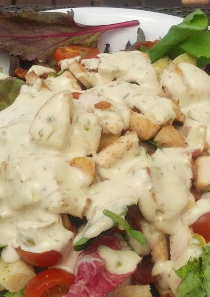Una foto de Ensalada César con pollo