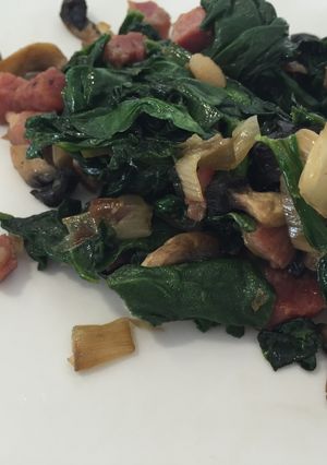 Una foto de Espinacas con jamón y champiñones 
