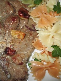 Una foto de Chuletas al ajo con pasta mixta a la manteca