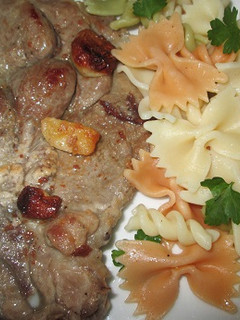 Una foto de Chuletas al ajo con pasta mixta a la manteca
