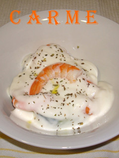 Una foto de Ensalada de pepinos, langostinos y yogurt (dieta)