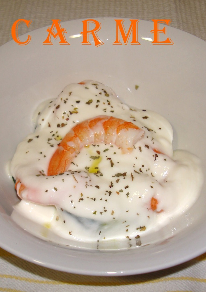 Una foto de Ensalada de pepinos, langostinos y yogurt (dieta)