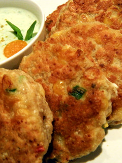 Una foto de Buñuelos picantes de maíz y amaranto con salsa de albahaca y physalis