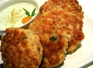 Foto principal de Buñuelos picantes de maíz y amaranto con salsa de albahaca y physalis
