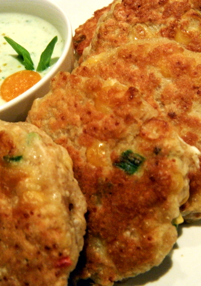 Una foto de Buñuelos picantes de maíz y amaranto con salsa de albahaca y physalis