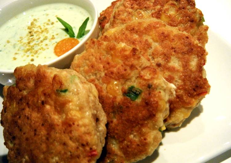 Buñuelos picantes de maíz y amaranto con salsa de albahaca y physalis