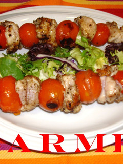 Una foto de Brochetas de conejo y vegetales