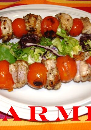 Una foto de Brochetas de conejo y vegetales