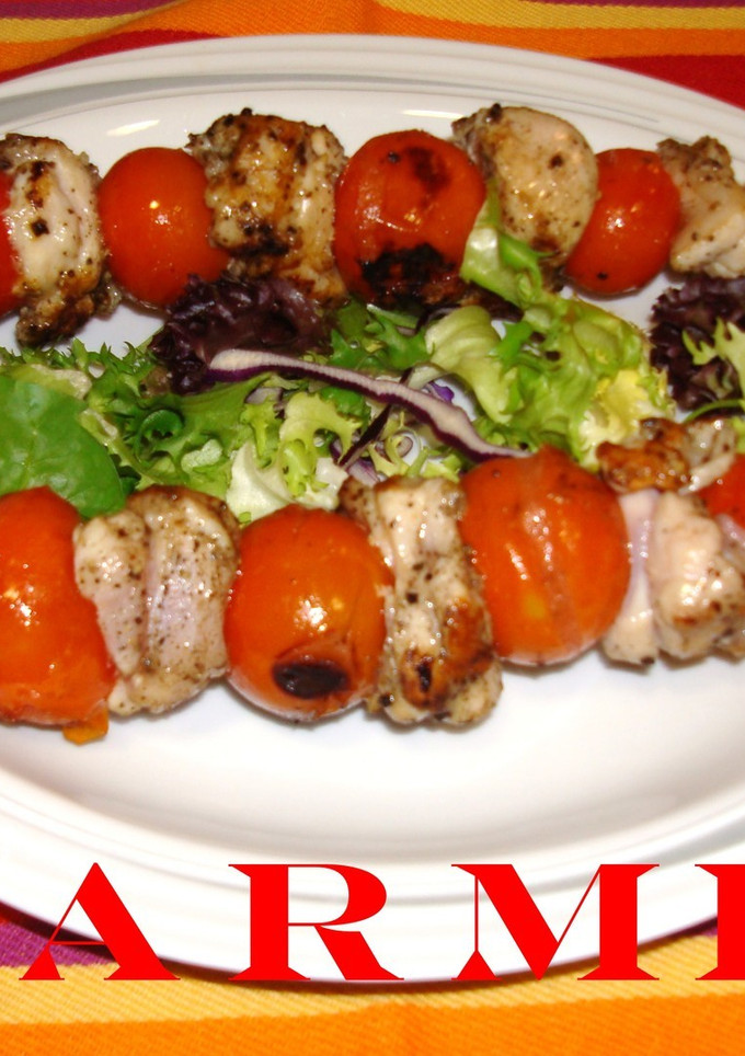 Una foto de Brochetas de conejo y vegetales