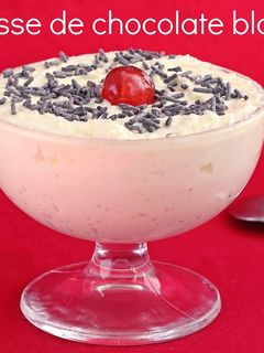 Una foto de Mousse de chocolate blanco al microondas