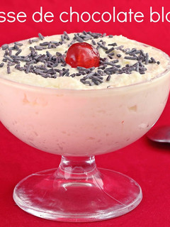 Una foto de Mousse de chocolate blanco al microondas