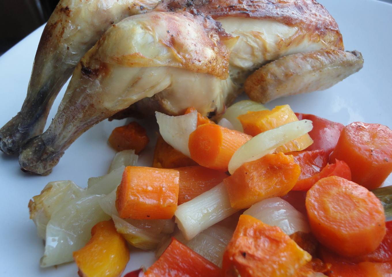 Picantones con verduras al horno