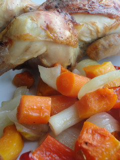 Una foto de Picantones con verduras al horno