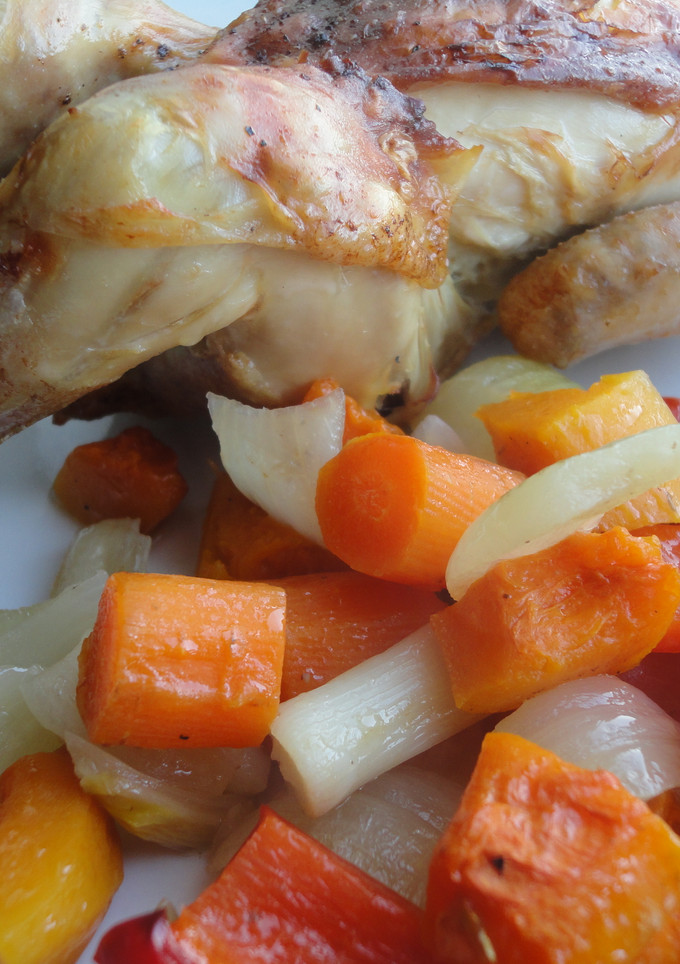 Una foto de Picantones con verduras al horno