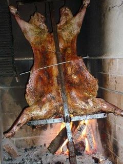 Una foto de Asado a la cruz de cordero