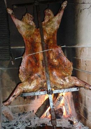 Una foto de Asado a la cruz de cordero