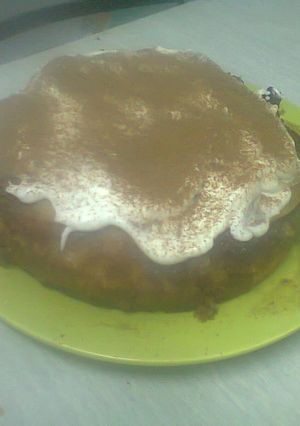 Una foto de Torta de manzana con crema y canela