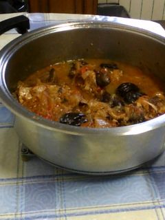 Una foto de Conejo en salsa con ciruelas