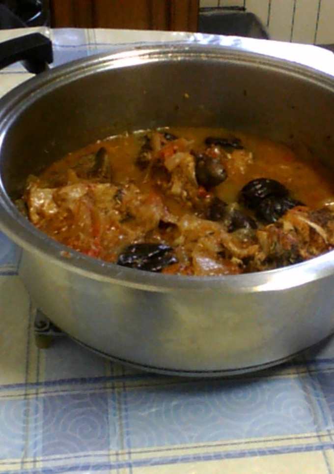 Una foto de Conejo en salsa con ciruelas