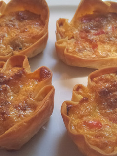 Una foto de Mini quiches de atún con pimientos rojos