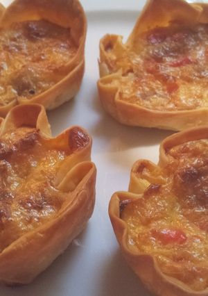 Una foto de Mini quiches de atún con pimientos rojos
