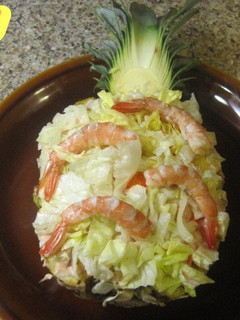 Una foto de Cóctel de piña rellena con marisco