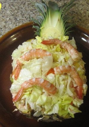 Una foto de Cóctel de piña rellena con marisco