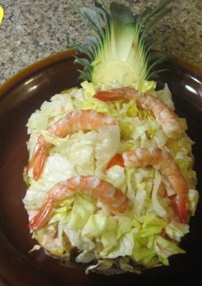 Una foto de Cóctel de piña rellena con marisco
