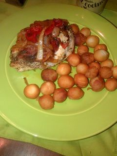 Una foto de Pechugas rellenas con papas noisette