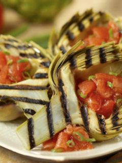 Una foto de Alcachofas a las brasas con tomate y guindilla