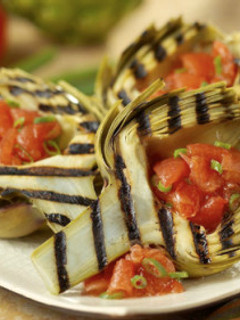 Una foto de Alcachofas a las brasas con tomate y guindilla