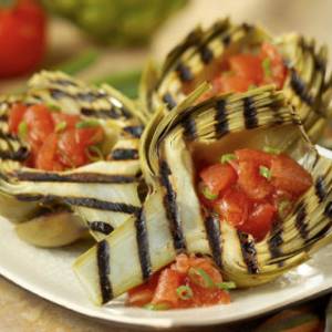 Alcachofas a las brasas con tomate y guindilla
