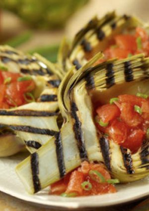 Una foto de Alcachofas a las brasas con tomate y guindilla