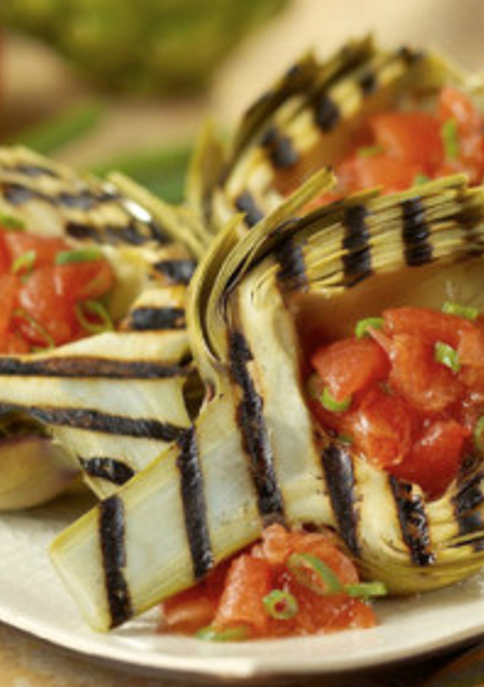 Una foto de Alcachofas a las brasas con tomate y guindilla